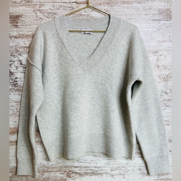 Evereve Sweaters - EUC Evereve light gray v neck pullover sweater sz medium